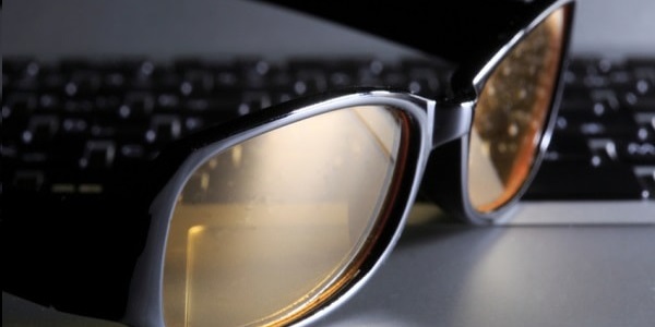 DO I NEED TO WEAR GLASSES THAT PROVIDE EYE PROTECTION FROM COMPUTER SCREENS? DO I NEED TO WEAR GLASSES THAT PROVIDE EYE PROTECTION FROM COMPUTER SCREENS?