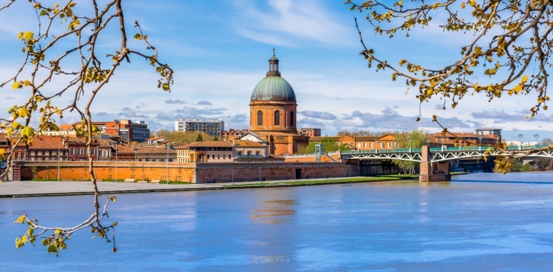 Scenic view of the city of Toulouse in France with the Garonne river.